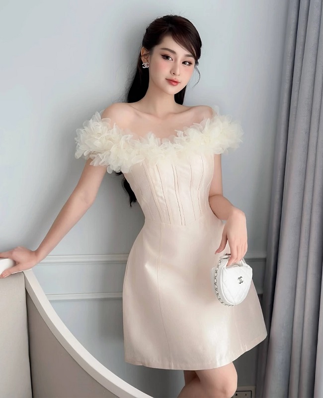 Đầm trễ vai màu kem đính hoa sang trọng