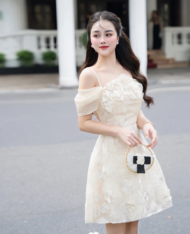 Review đầm trễ vai màu kem đính kết sang trọng