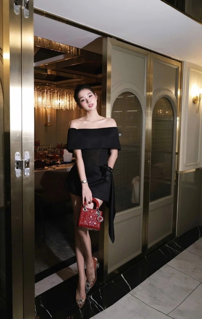 Đầm trễ vai dáng ngắn tà lệch dài đính hoa