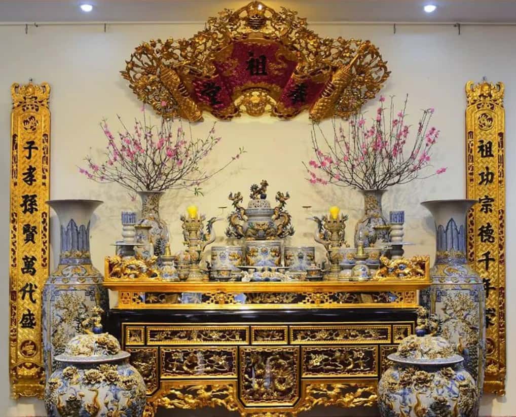 Lọ hoa trên bàn thờ đặt bên trái hay phải