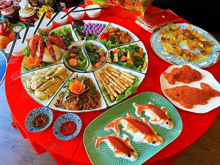 Mâm cúng ông Táo đơn giản với xôi, bánh, trái cây và hoa