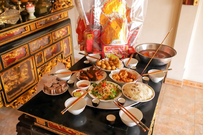 Mâm cúng ông Công ông Táo truyền thống với mũ áo giấy và cá chép
