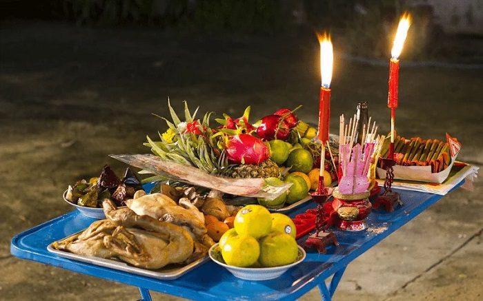 Cúng đón giao thừa tại sân nhà với bánh chưng, gà trống và hoa quả