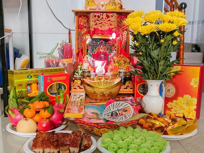 Mâm cúng Thần Tài Thổ địa với bộ tam sên và trái cây