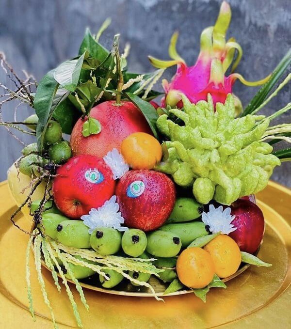 Trang trí mâm ngũ quả Bắc với quả hồng đỏ