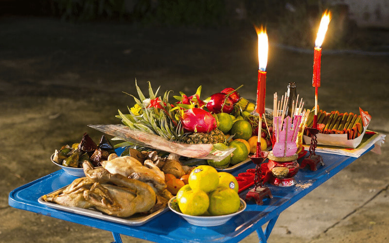 Mâm cúng giao thừa ngoài trời đầy đủ lễ vật