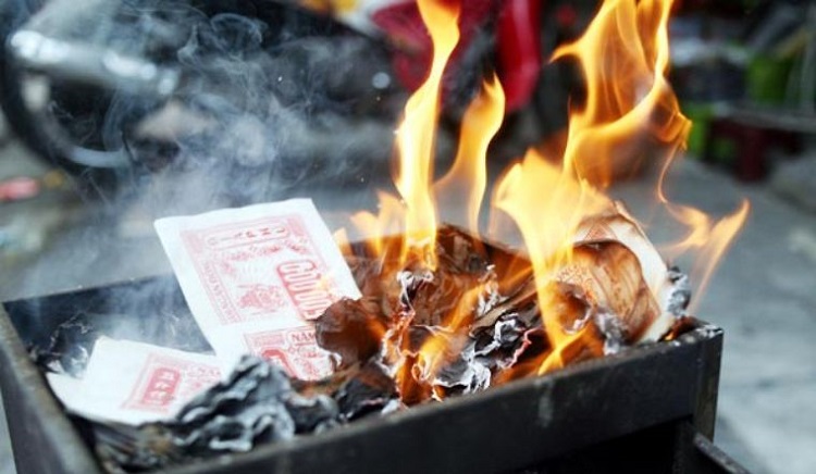 Văn khấn hóa vàng mã cúng giao thừu trên bàn thờ