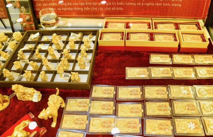 Người mua vàng cúng Thần Tài
