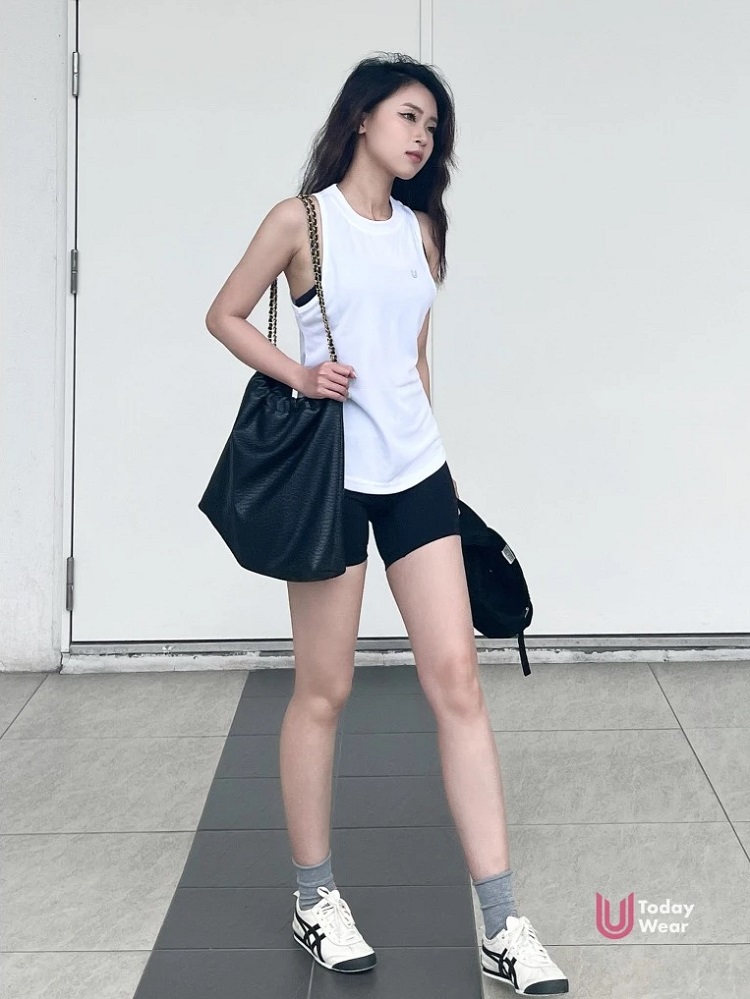 Bộ đồ tập gym yoga áo tank top trắng mix quần rider cá tính