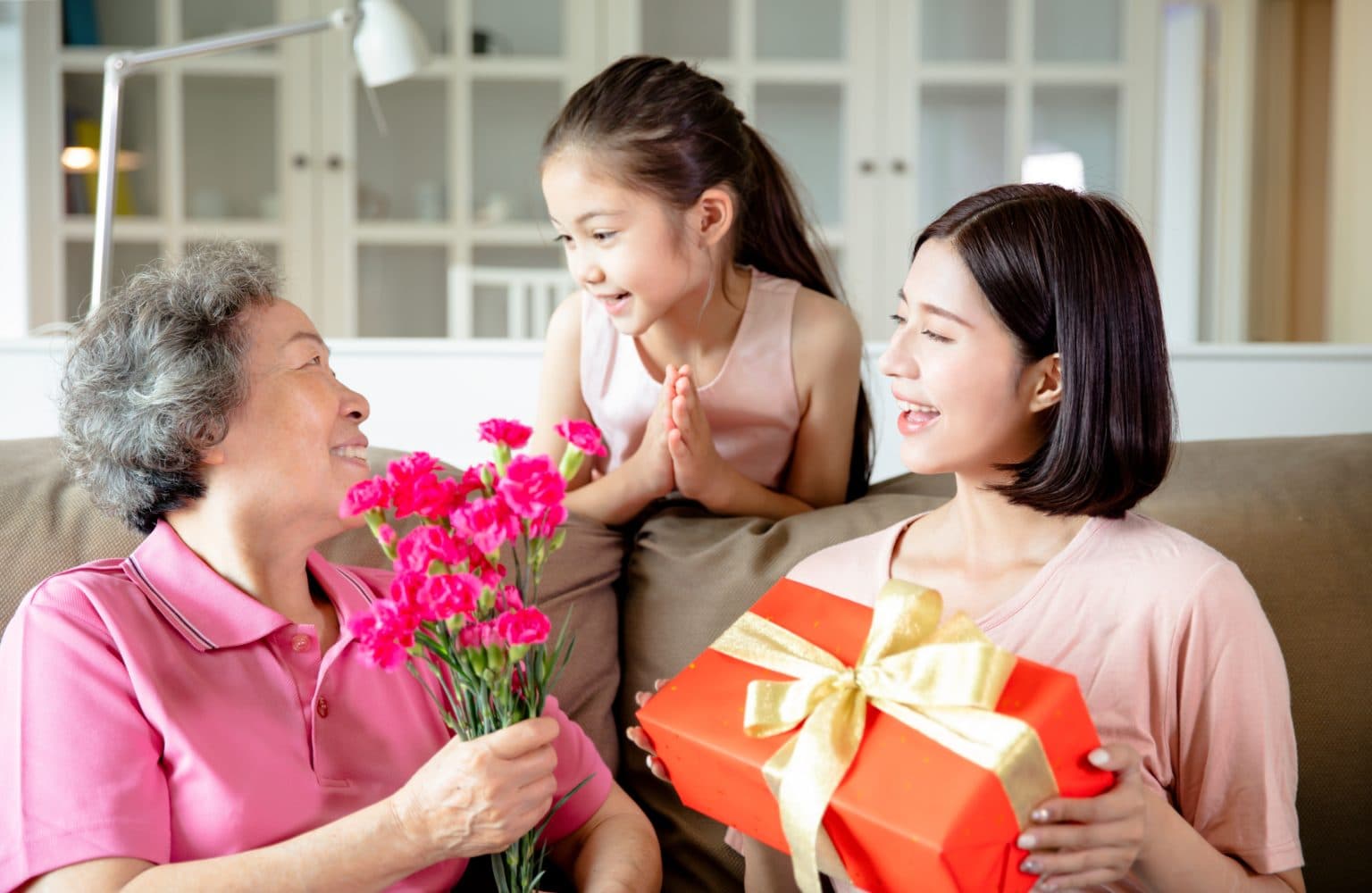 Bí quyết chọn quà tặng 20/10 tặng mẹ vừa ý nghĩa, trọn tình yêu thương